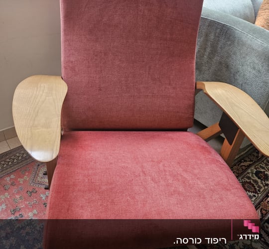 כיסא מרופד עם בד אדום ועץ